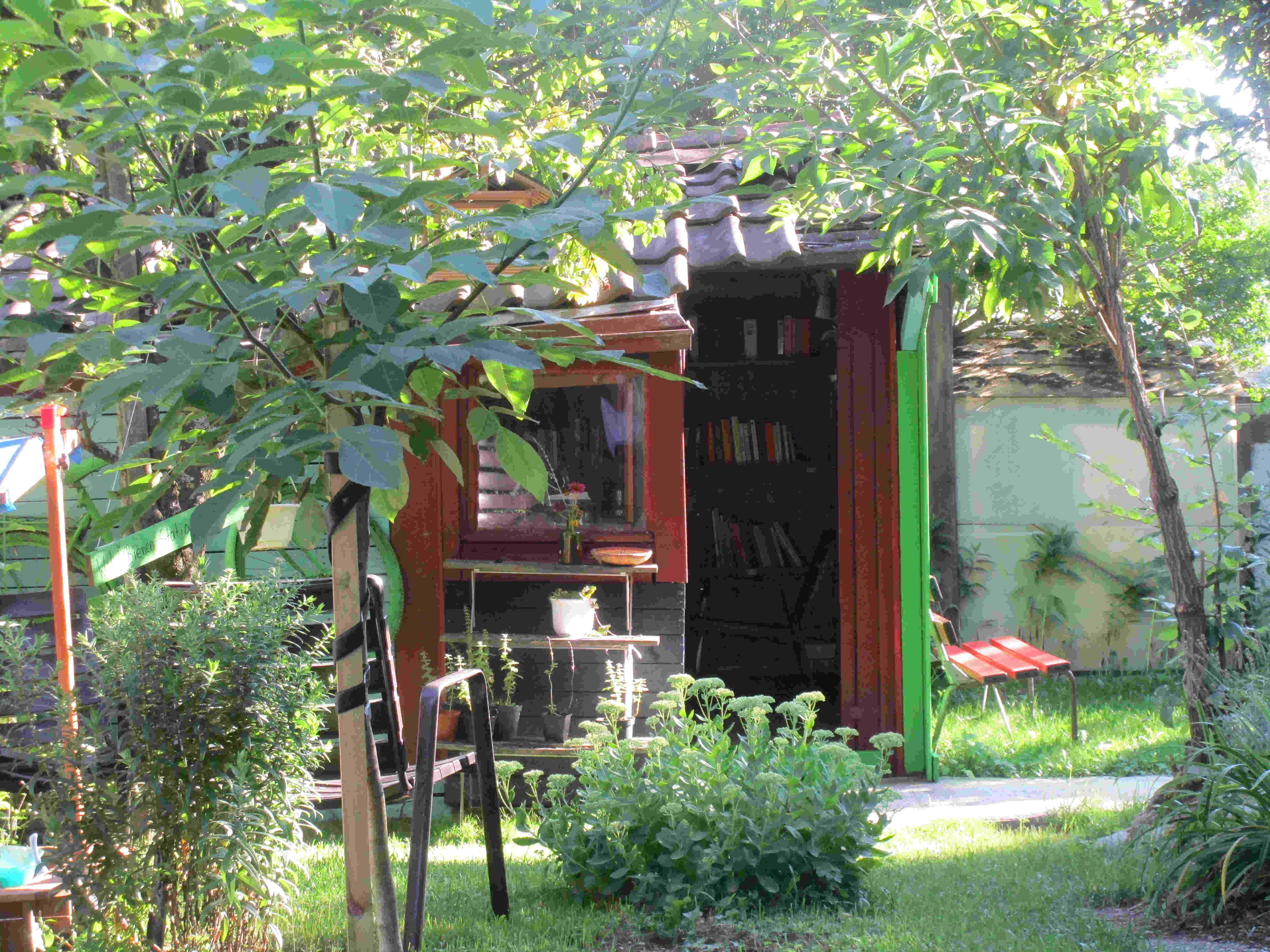 Hütte für die Bücher im Lesegarten Hütte für die Bücher im Lesegarten