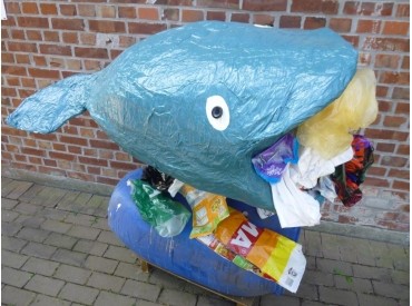 Wahrsmannshof_Wal im Plastikmüll Wahrsmannshof_Wal im Plastikmüll