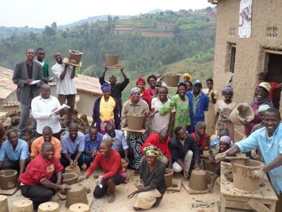 Bild 4: energieeffiziente Öfen, Klimaschutzprojekt Ruanda