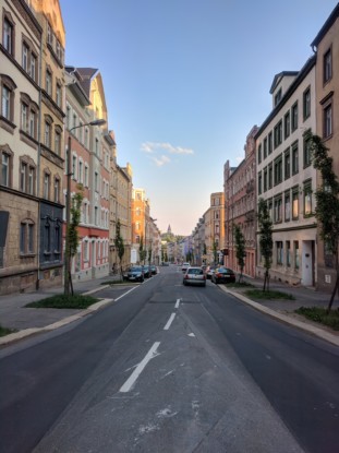 Bild 2: Enge Straße, keine Bänke, hügelig, keine Radspur